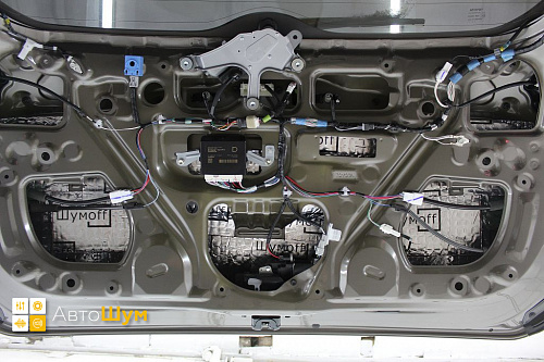 Виброизоляция крышки багажника Тойоты Рав4 XА40.